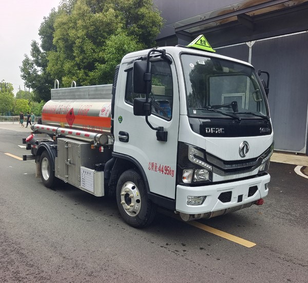 2.16方东风多利卡D5油罐车