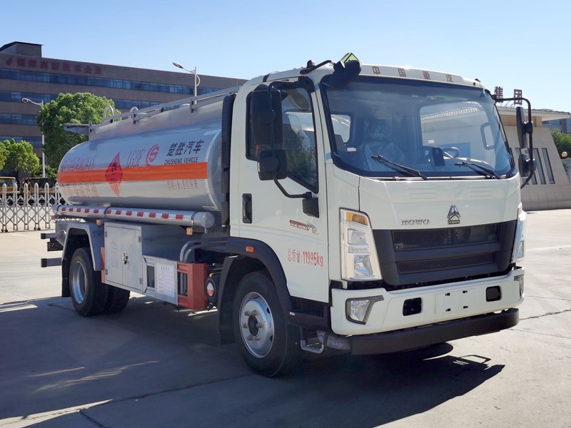 8.3方重汽豪沃加油车