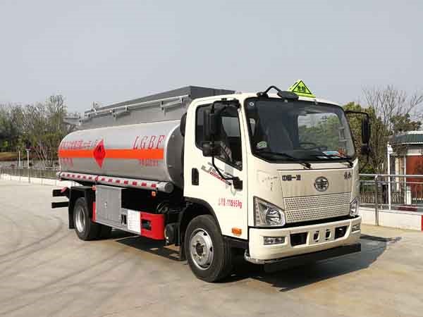 9.9方解放J6F油罐车 