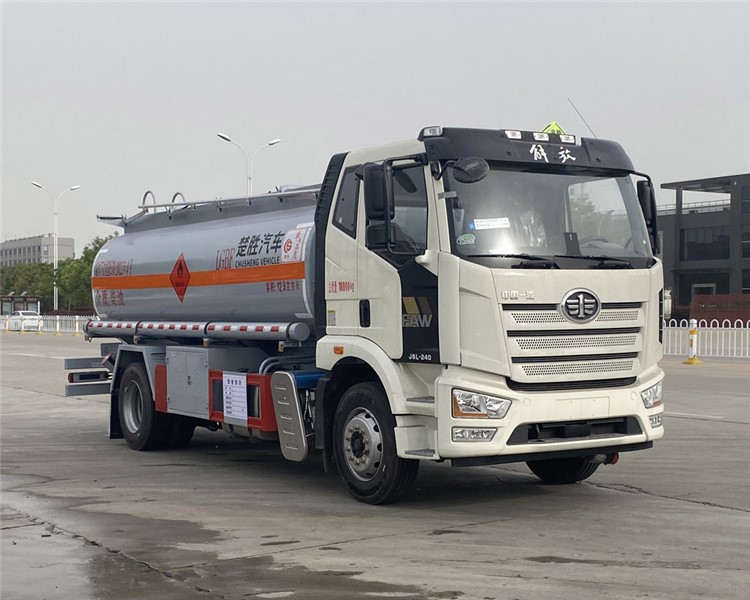 12.9方长春解放油罐车