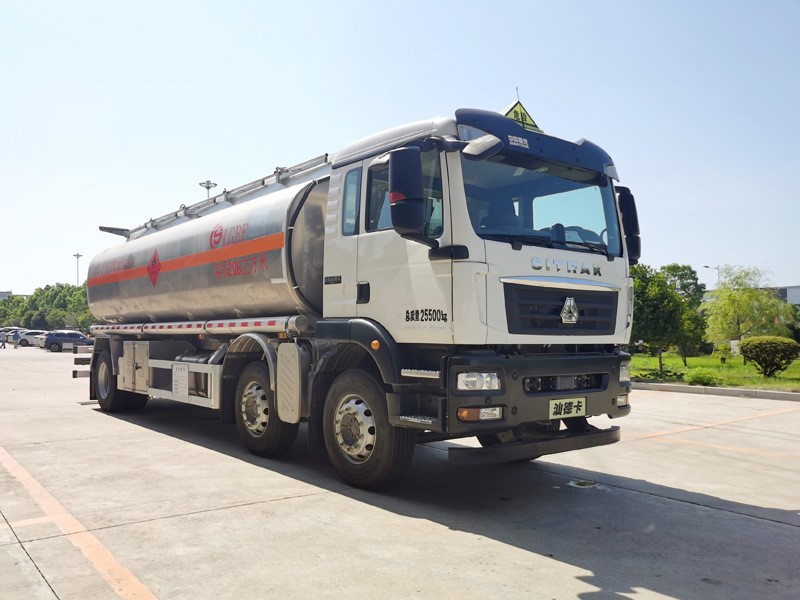 18方重汽汕德卡小三轴铝合金运油车