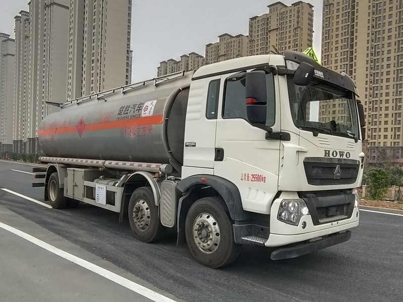 24.1方重汽豪沃小三轴铝合金运油车