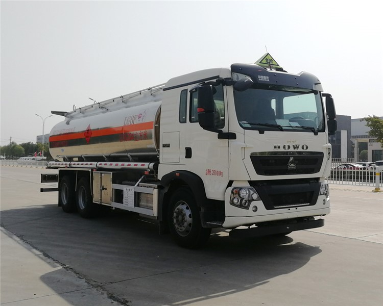 20.4方重汽豪沃后双桥铝合金运油车