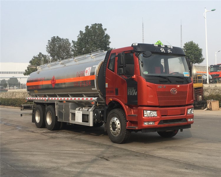 21方解放后双桥铝合金运油车