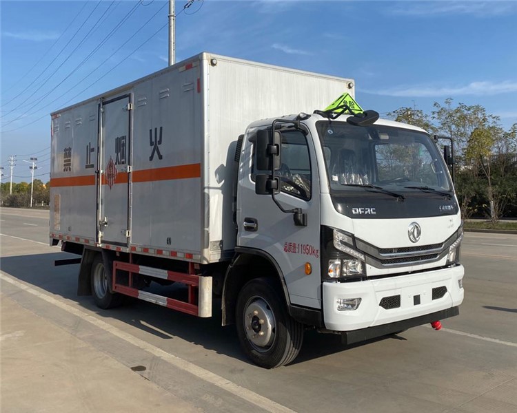 CSC5125XRG6型易燃固体厢式运输车